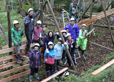 The fence extension was completed. This was the third time Daikin employees volunteered for this project