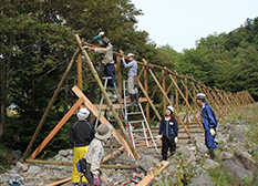 Daikin employees and other volunteers erected a new fence