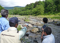 Participants take a walk to observe the state of the river firsthand.